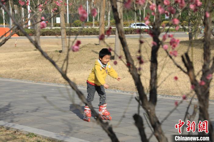 小朋友公園里玩耍。　鄧小強 攝