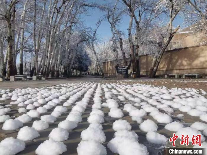 圖為春雪過后的莫高窟美不勝收?！≈鼙笕?攝