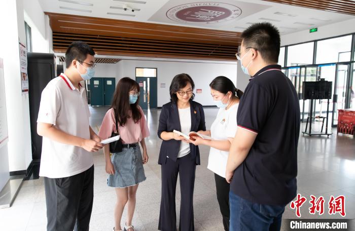 天津師范大學跨文化與世界文學研究院院長、教授郝嵐為同學們解答問題。　王在御 攝