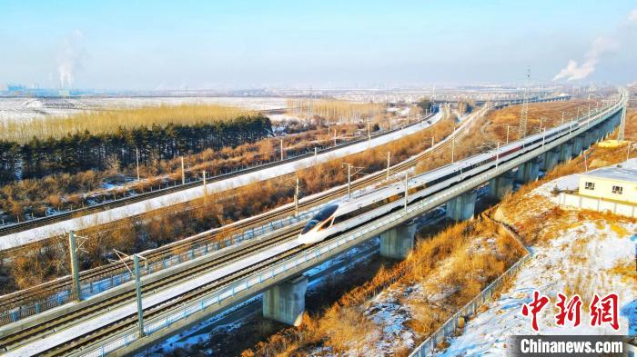 動車組列車在運行中。　哈鐵提供