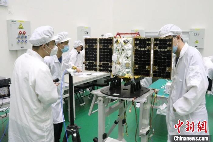 圖為大連1號—連理衛星試驗中。　大連理工大學供圖