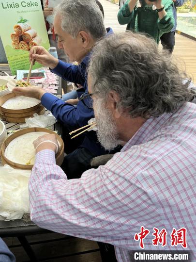 外交官們體驗做立夏餅。　華東師范大學供圖