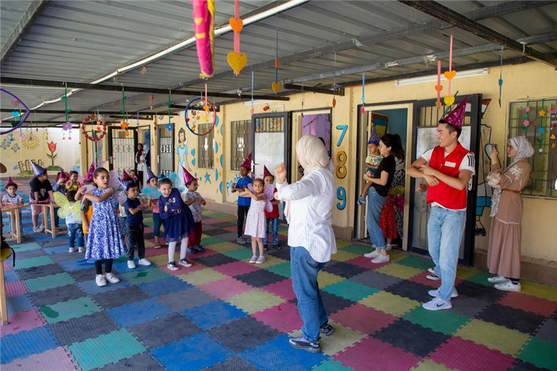 圖為中埃青年志愿者在埃及新開羅幼兒園開展“志愿服務(wù)伴成長(zhǎng)，中埃攜手慶六一”活動(dòng)。中建埃及分公司供圖