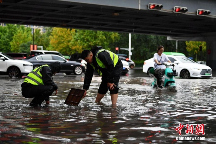 7月30日，河北省持續(xù)發(fā)布暴雨紅色預(yù)警信號。受今年第5號臺風(fēng)“杜蘇芮”殘余環(huán)流影響，7月28日以來，地處華北地區(qū)的河北省大部出現(xiàn)降雨。30日17時，該省氣象臺發(fā)布當(dāng)日第三次暴雨紅色預(yù)警信號。石家莊市城區(qū)不少區(qū)域積水嚴(yán)重，城管、環(huán)衛(wèi)、園林、市政等部門緊急出動，聯(lián)合疏堵保暢，筑牢防汛安全屏障。圖為石家莊裕華區(qū)城管局防汛隊員對沿街收水井進行雜物清理，以保證排水暢通。翟羽佳 攝