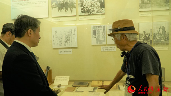 毒氣島歷史研究所事務局長山內正之在毒氣資料館為大家介紹日軍發動毒氣戰的罪證。人民網 蔣曉辰攝