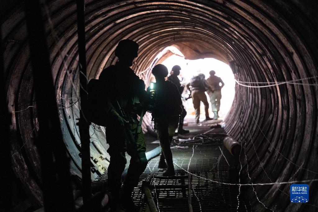 這張以色列國防軍12月17日發布的照片顯示，以軍地面部隊在加沙地帶發現一處大型地下隧道。新華社發