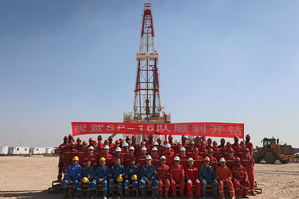 12月25日，中石化國工科威特分公司SINOPEC-16隊在科威特北部油區(qū)順利開鉆。中石化供圖