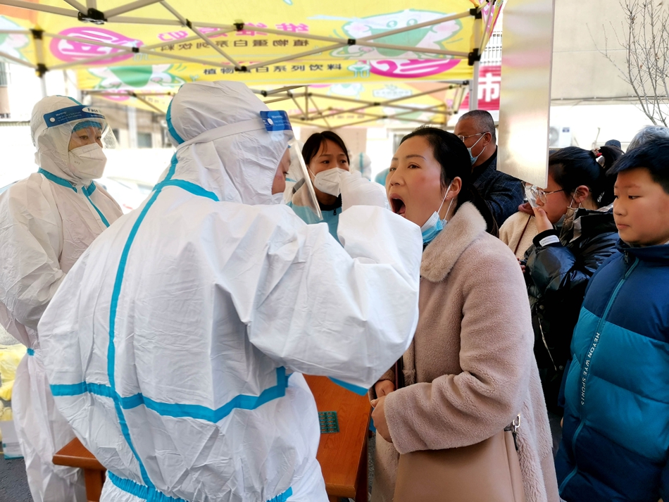 連云港贛榆區抽調近500名醫務人員開展核酸檢測。朱代桂攝