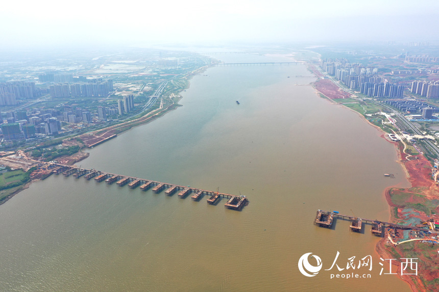 航拍九龍湖過江大橋，該橋是南昌第七座跨贛江通道。 人民網 時雨攝