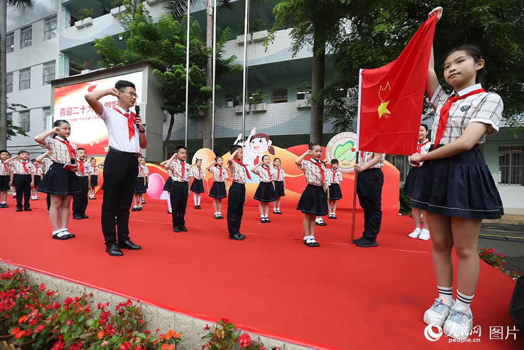 5月31日，在廣西壯族自治區(qū)南寧市民主路小學，學校大隊輔導員帶領(lǐng)少先隊員呼號。人民網(wǎng)記者 嚴立政攝