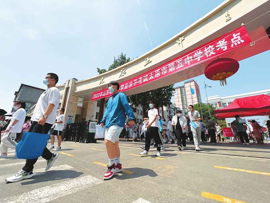 六月二十日，中考太原五中考點，完成首門考試的考生滿懷信心走出考場。記者李兆民攝