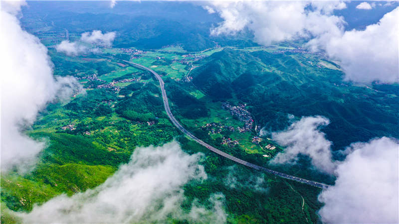 湖南省常寧市廟前鎮泉井村，云霧繚繞，青山蒼翠，公路蜿蜒，秀美如畫。周秀魚春攝