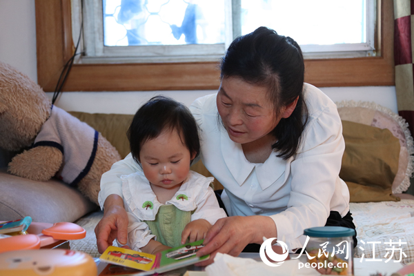 王繼蓮帶孫女看童書。人民網 冷金明攝