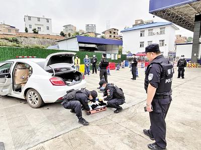 圖為民警對重點車輛是否攜帶毒品進行檢查。省禁毒委供圖