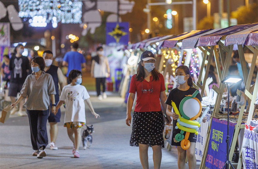 青年無限宇宙潮動市集匯聚眾多文創產品，豐富市民夜生活。王英浩攝