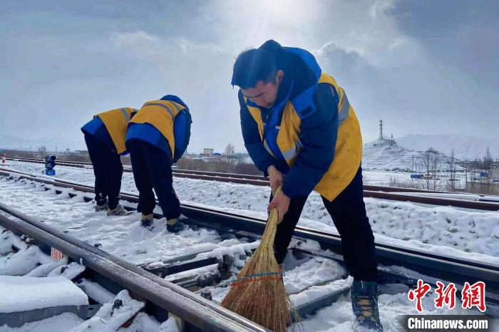 迎戰大雪西藏日喀則鐵路職工清掃積雪保障拉日鐵路運營