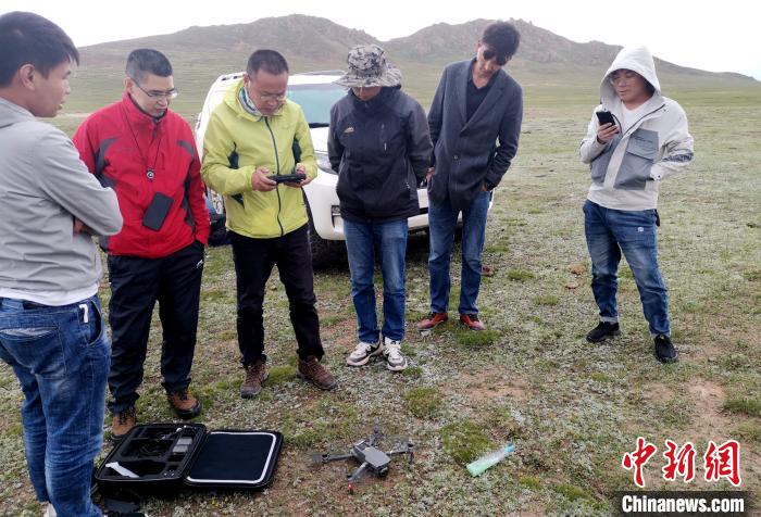 圖為綜合考察團在保護區動物調查中投入使用無人機。西藏那曲市林業和草原局供圖