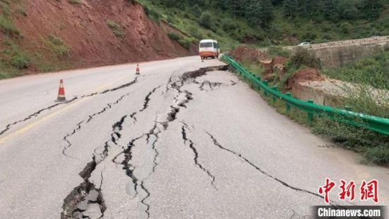 圖為發(fā)生路基下沉滑移險情的路段。果洛公路總段供圖