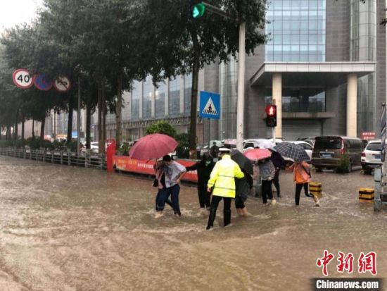 8月28日，青海省東部出現(xiàn)強(qiáng)降水天氣過(guò)程，其中西寧地區(qū)出現(xiàn)入汛以來(lái)雨量最大、強(qiáng)度最大的強(qiáng)降水過(guò)程。西寧交警供圖