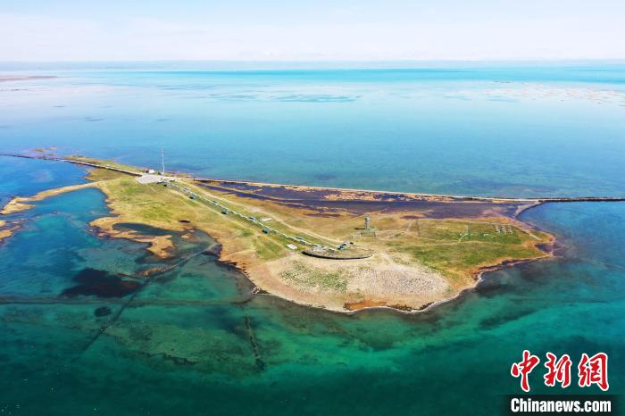 圖為無人機航拍青海湖。　趙海梅 攝