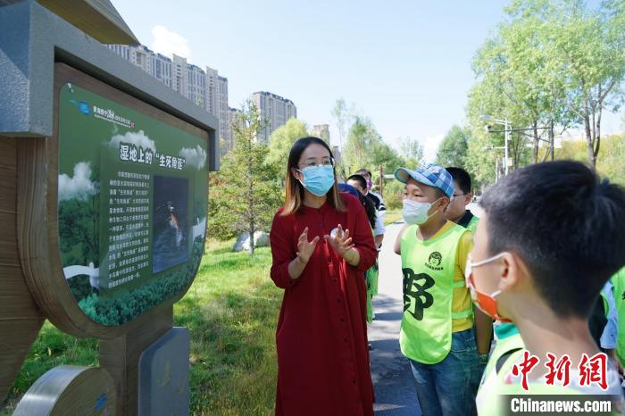 圖為小朋友在青海西寧湟水國(guó)家濕地公園內(nèi)學(xué)習(xí)濕地知識(shí)。　馬銘言 攝