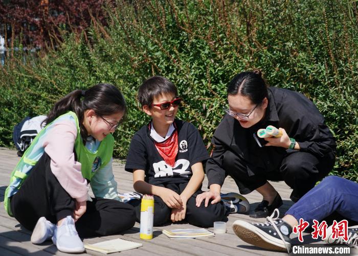 圖為小朋友在青海西寧湟水國(guó)家濕地公園內(nèi)認(rèn)識(shí)植物并進(jìn)行繪畫。　馬銘言 攝