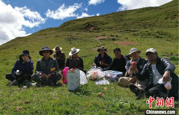 科研團隊在熱魯盆地工作合影。　中科院青藏高原所 供圖