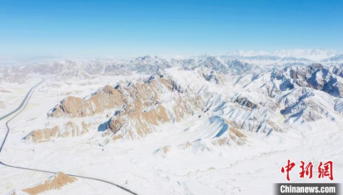 圖為無人機航拍高原雪景。　都蘭縣融媒體中心供圖