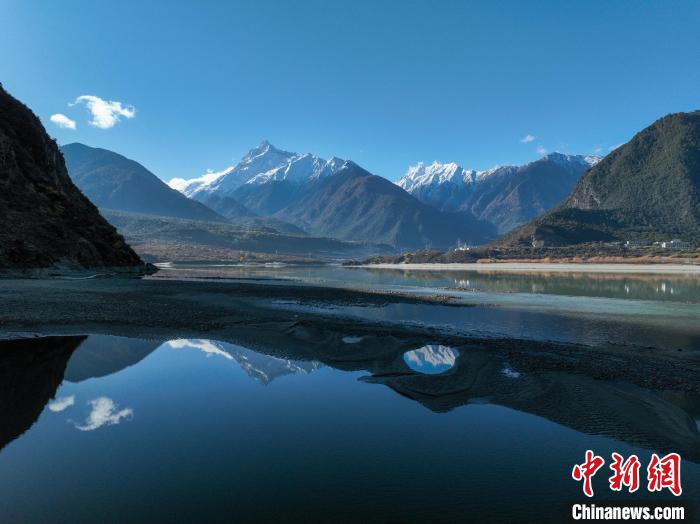 西藏林芝雅魯藏布江和遠(yuǎn)處的雪山。　董志雄 攝