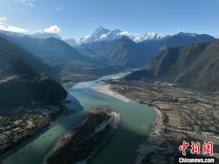 西藏林芝雅魯藏布大峽谷的雪山風(fēng)光。　董志雄 攝