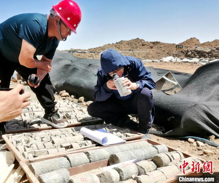 圖為地質專家觀察含鹽地層。(資料圖) 柴綜院 供圖