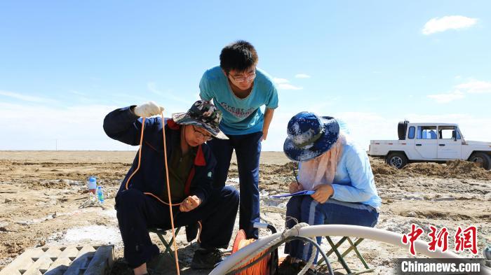 圖為專家測量鹽湖鹵水水位。(資料圖) 柴綜院 供圖