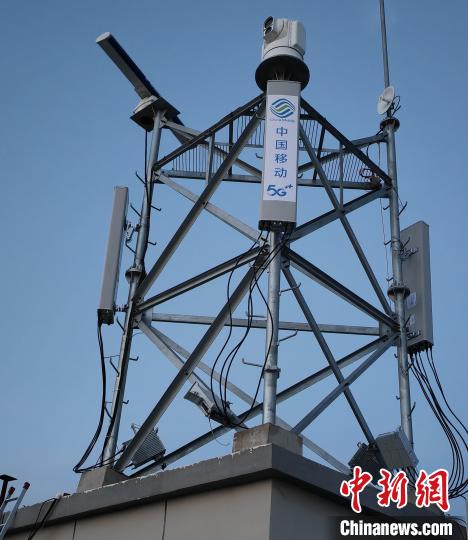 資料圖為建在龍羊峽湖區(qū)內(nèi)的5G基站。　青海移動海南分公司供圖