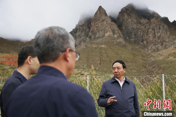 圖為西藏自治區人大常委會副主任、拉薩南北山綠化指揮部副總指揮江白(右)?！∝暣_ 攝