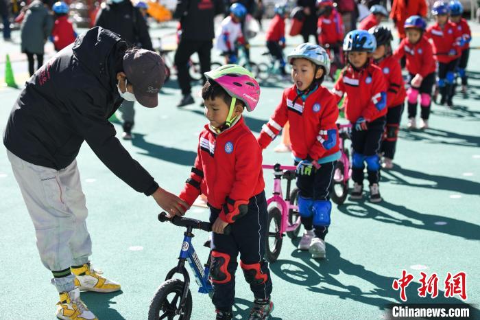 圖為拉薩市實驗幼兒園孩子們在教練的指導下練習滑步車。　何蓬磊 攝