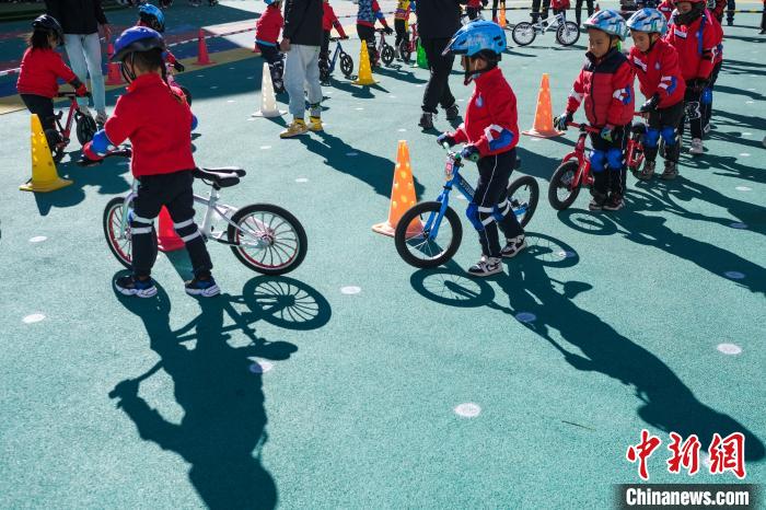 圖為拉薩市實驗幼兒園孩子們正在練習滑步車。　何蓬磊 攝