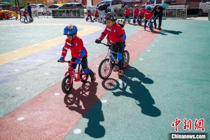 圖為拉薩市實驗幼兒園孩子們正在練習滑步車。　何蓬磊 攝