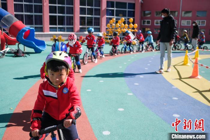 圖為拉薩市實驗幼兒園孩子們在教練的指導下練習滑步車。　何蓬磊 攝