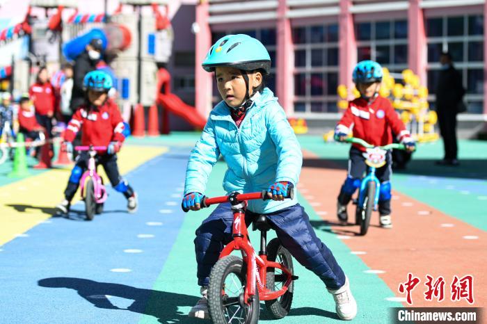 圖為拉薩市實驗幼兒園孩子們正在練習滑步車。　何蓬磊 攝