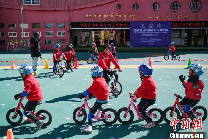 圖為拉薩市實驗幼兒園孩子們正在練習滑步車。　何蓬磊 攝