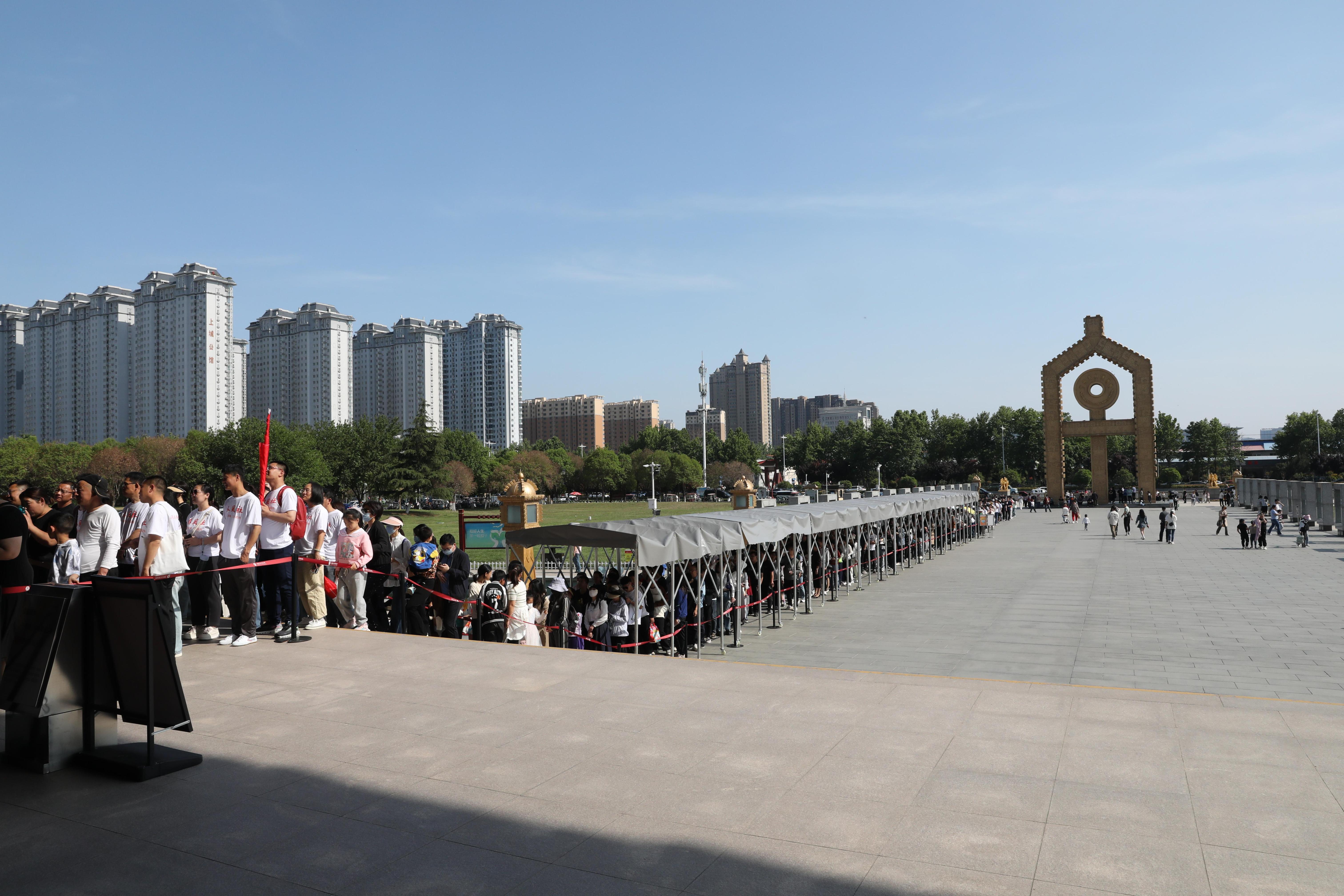 “五一”期間，中國文字博物館外游客有序排隊。中國文字博物館供圖