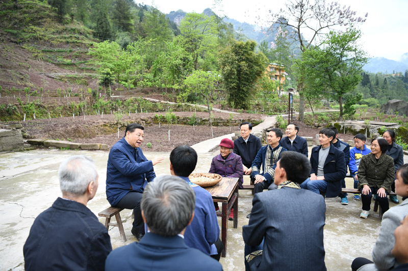 2019年4月15日至17日，中共中央總書記、國(guó)家主席、中央軍委主席習(xí)近平在重慶考察，并主持召開解決“兩不愁三保障”突出問題座談會(huì)。這是4月15日下午，習(xí)近平在石柱土家族自治縣中益鄉(xiāng)華溪村同村民代表、基層干部、扶貧干部、鄉(xiāng)村醫(yī)生等圍坐在一起，共話脫貧攻堅(jiān)。新華社記者 謝環(huán)馳 攝