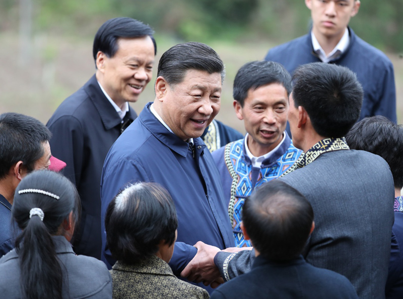 2019年4月15日至17日，中共中央總書記、國(guó)家主席、中央軍委主席習(xí)近平在重慶考察，并主持召開解決“兩不愁三保障”突出問題座談會(huì)。這是4月15日下午，習(xí)近平在石柱土家族自治縣中益鄉(xiāng)華溪村同村民親切交流。新華社記者 丁海濤 攝