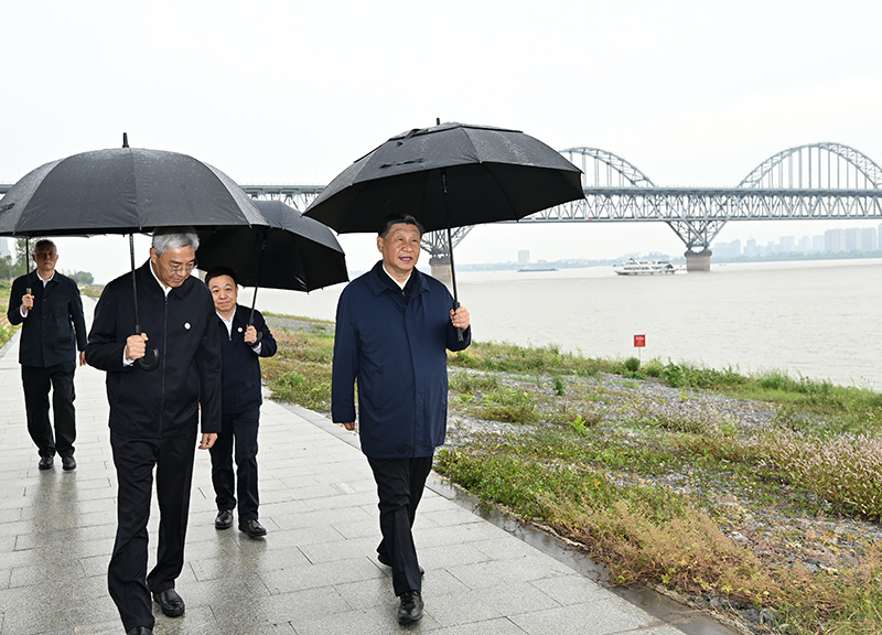 2023年10月10日至13日，中共中央總書記、國家主席、中央軍委主席習近平在江西考察。這是10日下午，習近平在長江國家文化公園九江城區段考察時，冒雨沿江堤步行察看沿岸風貌。新華社記者 謝環馳 攝