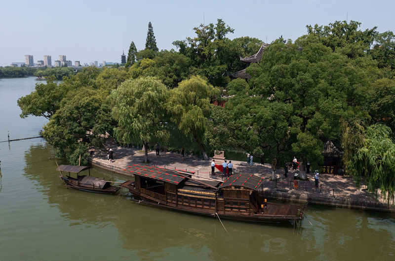 2022年7月27日，南湖紅船停靠在浙江省嘉興市南湖旅游區(qū)的湖心島旁。