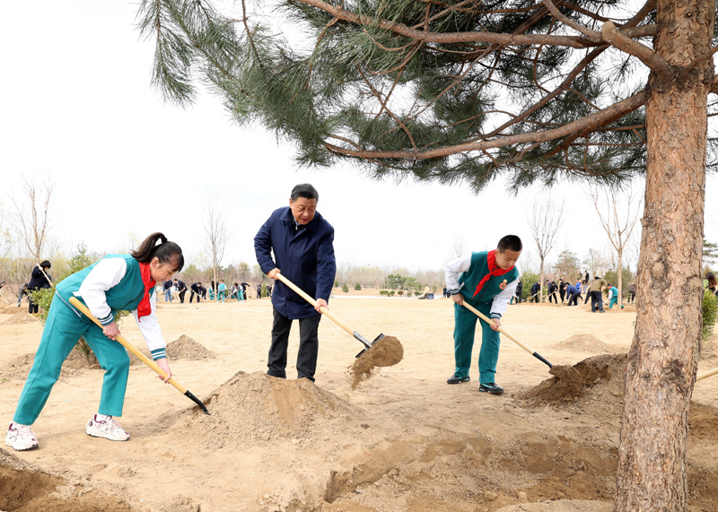 2022年3月，習(xí)近平總書記來到北京市大興區(qū)黃村鎮(zhèn)參加首都義務(wù)植樹活動，同大家一起植樹。新華社記者 黃敬文 攝