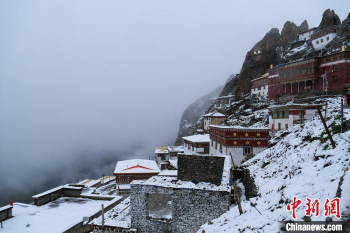 位于孜珠山頂?shù)乃聫R被云霧環(huán)繞，猶如仙境。　江飛波 攝