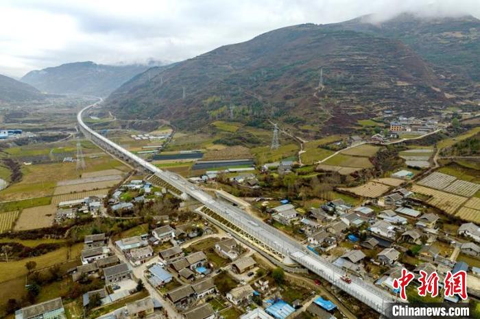 成蘭鐵路松潘右所屯岷江雙線特大橋。　劉忠俊 攝