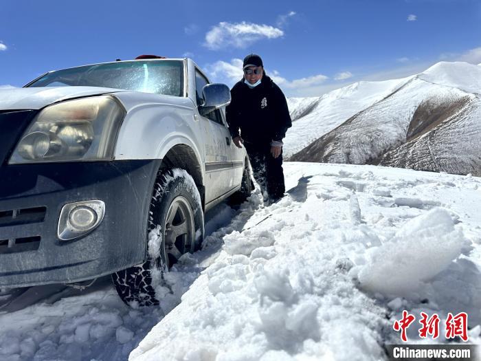 圖為生態管護人員準備在雪地推車。　丁巴達杰 攝