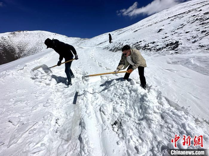 圖為生態管護人員在巡護道路上清雪。　丁巴達杰 攝